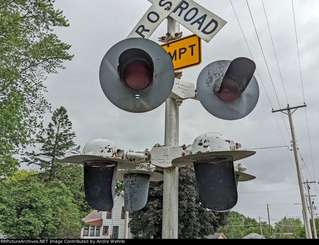 Another look at the lights on the remaining crossing signal at 7th St. SE